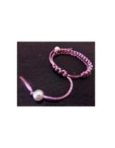 Pulseira de macramê com arremate com pérolas
