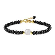 Pulseira de miçangas em ônix preto com detalhes em pedra da lua e ouro