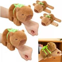 Pulseira De Pelúcia Capivara Bate Enrola Fofa Infantil Com Slap Brinquedo