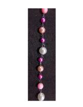 Pulseira de pérola brancas e rosas em diferentes tamanhos formando uma sequência. Pulseira de pérola brancas e rosas em diferentes tamanhos formando uma sequência.
