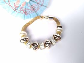 Pulseira dourada com berloque