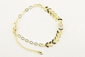 Pulseira Dourada com Detalhes em Setas e Pedra Central