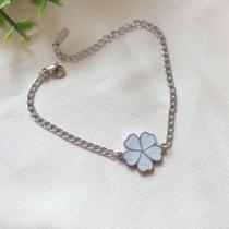 Pulseira em Aço Inox com Pingente de Flor Branca Pulseira em Aço Inox com Pingente de Flor Branca