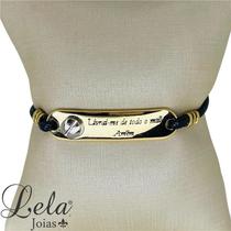Pulseira em bijuteria couro com placa "livrai-me de todo mal, amém"