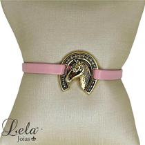 Pulseira em bijuteria couro rosa com pingente ferradura com cabeça de cavalo