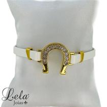 Pulseira em couro com ferradura cravejada em bijuteria