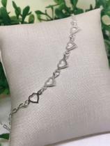 Pulseira em prata, com formatos de coração.