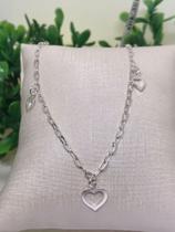 Pulseira em prata, correntinha com formatos de coração.