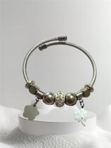 Pulseira Feminina Aço Inoxidável com Pingentes Trevo da Sorte Elegante e Moderna
