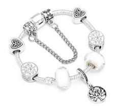 Pulseira Infantil com Berloques Prateada e Pedras Brancas