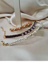 Pulseira no macramê com fecho dourado Pulseira no macramê com fecho dourado