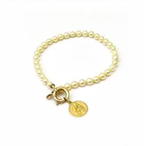 Pulseira Pérolas 4mm Com Pingente Placa Sapatilhas Em Ouro 18K