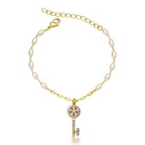 Pulseira pérolas ovais e pingente chave cravejada