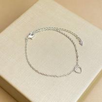 Pulseira Prateada Delicada com Pingente de Coração Pulseira Prateada Delicada com Pingente de Coração