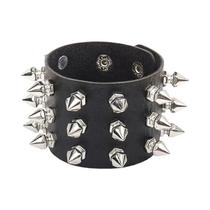 Pulseira Punk de Couro PU - Estilo Anos 90 com Três Fileiras e Pontas Quadradas