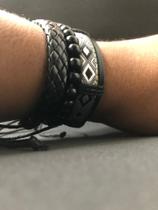 Pulseira tabalhada em couro