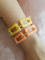 Pulseiras de Acrílico Colorido Elo Quadrado com detalhes em Dourado banhado
