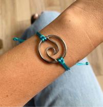 Pulseiras de macramê colorida com pingente Onda Mar folheado a prata