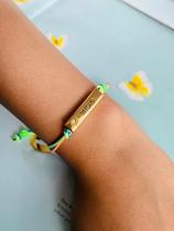 Pulseiras de macramê colorido Rainbow com passante Vitória e Felicidade