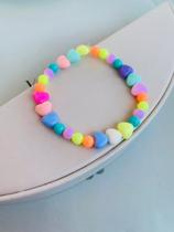 Pulseiras de miçangas coloridas com corações tons pastéis