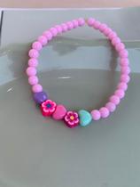 Pulseiras de miçangas rosa com flores e coração tons pastéis