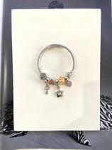 Pulseiras folheadas a prata personalizadas com berloque