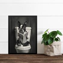 Quadro Boston Terrier No Banheiro Lendo Jornal 24x18cm - com vidro