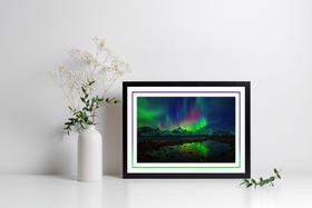 Quadro Com Moldura Aurora Boreal Montanhas e Lago