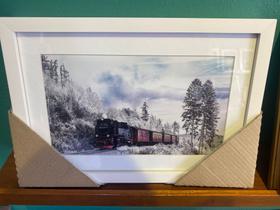 Quadro com moldura branca de trem