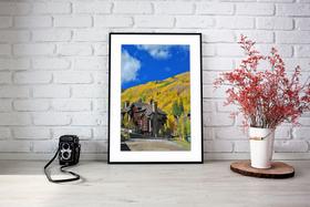 Quadro Com Moldura Casa Montanha ao Fundo Quadro Com Moldura Casa Montanha ao Fundo