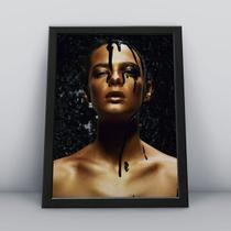 Quadro com moldura flores sobre o colo da mulher Quadro com moldura flores sobre o colo da mulher