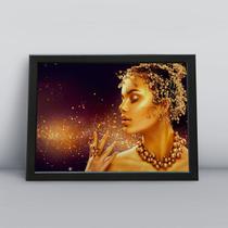 Quadro com moldura mulher com joias em perola dourada Quadro com moldura mulher com joias em perola dourada