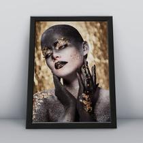 Quadro com moldura mulher com mapa no rosto