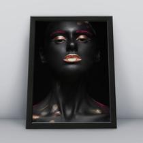 Quadro com moldura mulher de make