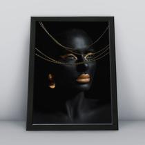 Quadro com moldura mulher e joias em corrente