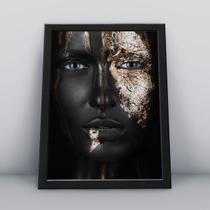 Quadro com moldura rosto olhar fixo mulher negra com detalhe dourado