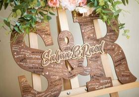 Quadro de Assinaturas Personalizado com Coração e Iniciais Exclusivas