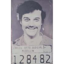 Quadro de Madeira Pequeno (30cmX20cm) Pablo Escobar Carcel Otto Judicial Medellin 128482/Foto Prisional/Preto e Branco
