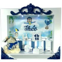 Quadro de Porta Maternidade Cenário Led e nome -Urso Aviador Branco e azul marinho - Flores para Mariae