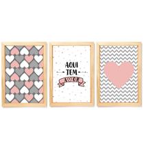 Quadro Decorativo Aqui Tem Amor Coração Cinza e Rosa Quarto