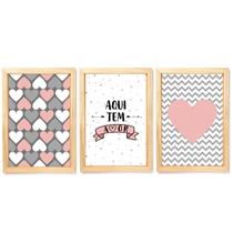 Quadro Decorativo Aqui Tem Amor Coração Cinza e Rosa Quarto