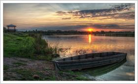 Quadro Decorativo Barco Canoa Paisagem Natureza Salas Quartos Decorações Moldura Branca Q4