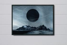 Quadro Decorativo Corpo Astronômico Negro Esférico com Moldura E Acetato Tamanho A3