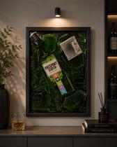 Quadro decorativo de madeira resinado com garrafa