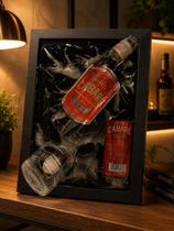 Quadro decorativo de madeira resinado com garrafa