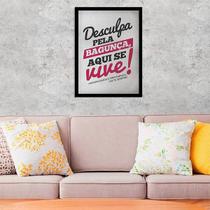 Quadro Decorativo Desculpa Pela Bagunça, Aqui Se Vive 45x34cm
