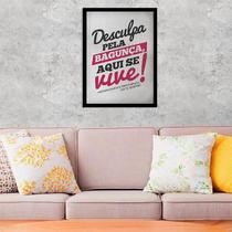 Quadro Decorativo Desculpa Pela Bagunça, Aqui Se Vive