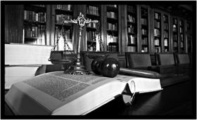 Quadro Decorativo Direito Advogados Martelo Balança Lei Escritórios Quartos Salas Com Moldura RC047