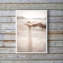 Quadro Decorativo Fotografia Mão Areia Praia 45x34cm - com vidro Quadro Decorativo Fotografia Mão Areia Praia 45x34cm - com vidro