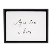 Quadro Decorativo Frase Aqui Tem Amor perfeitos para quartos, salas, cozinha e escritorios. 15x20, Moldura Pinus.